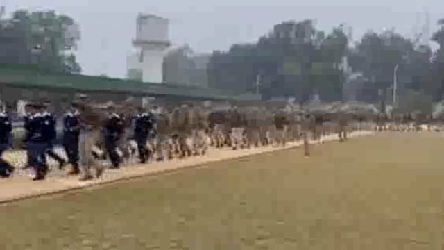 पुलिस लाइन में साप्ताहिक परेड की ली गई सलामी पुलिस अधीक्षक ने निरीक्षण कर मानसिक रूप से स्वस्थ रखने हेतु लगवाई दौड़