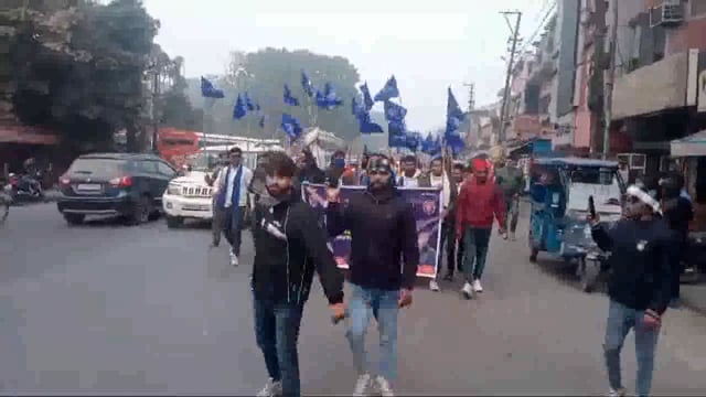 Roorkee: आज भीम आर्मी के कार्यकर्ताओं द्वारा रुड़की में संविधान बचाओ रैली निकाली गई।