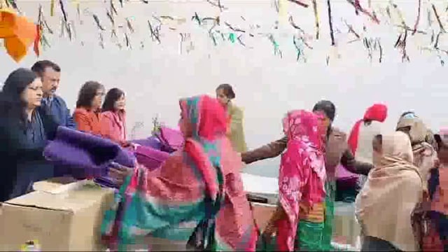 आज जेल में शीत लहर के चलते श्यूनिटी संस्था के पदाधिकारी के द्वारा सभी महिला बंदियों व उनके साथ रह रहे बच्चों को गर्म कपड