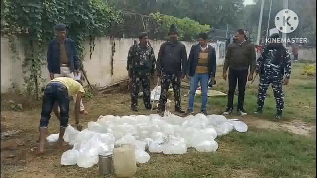 परना डाबर थाना परिसर में 742 लीटर महुआ शराब का किया गया विनिष्टिकरण