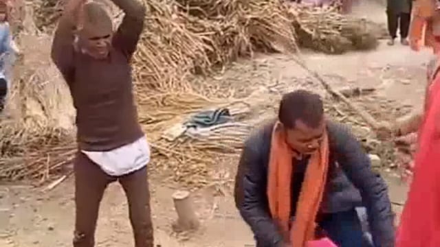 खजूरी निधि में पुरानी रंजिश को लेकर दबंग के द्वारा लाठी डंडों से लोगों की पिटाई करने का वीडियो सामने