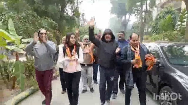 अयोध्या से आए पूजित अक्षत कलश यात्रा मथुरा के राधापुरम स्टेट में जय श्री राम की जय कारों के साथ दिया निमंत्रण