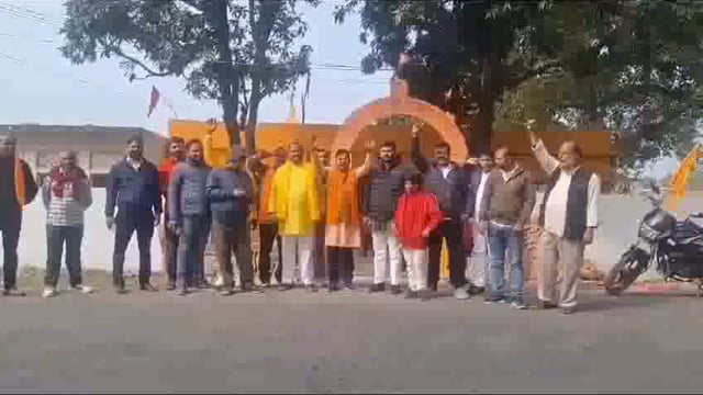 विहिप ने गांव गांव  बांटा पूजित अक्षत, दीपावली मनाने अपील की