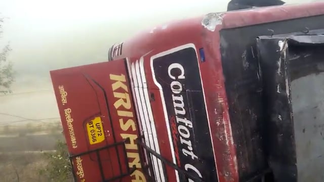 आगरा में एक्सप्रेसवे पर गाने कोहरे में ट्रक में जा घोड़ी डबल डेकर बस टकराने के बाद बस पलटी पुलिस ने स्थानीय लोगों की मदद