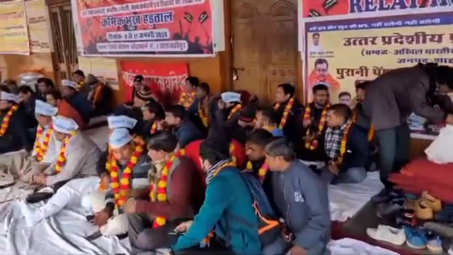 NJCA के नेतृत्व में सरकारी कर्मचारियों ने पुरानी पेंशन बहाली की मांग को लेकर संयुक्त रूप से स्टेशन पर भूख हड़ताल की शुरू