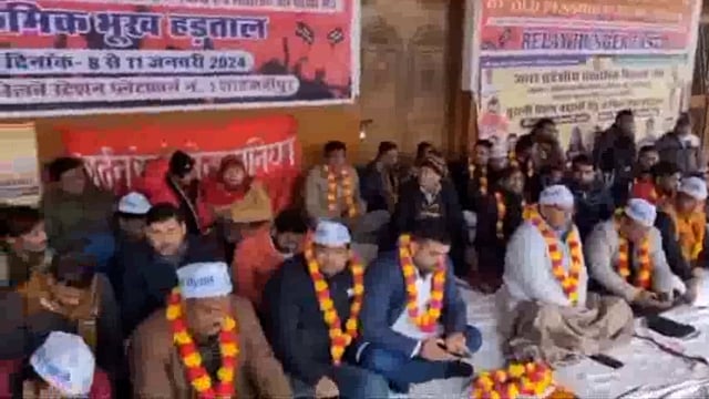 NJCA के नेतृत्व में सरकारी कर्मचारियों ने पुरानी पेंशन बहाली की मांग को लेकर संयुक्त रूप से स्टेशन पर भूख हड़ताल की शुरू