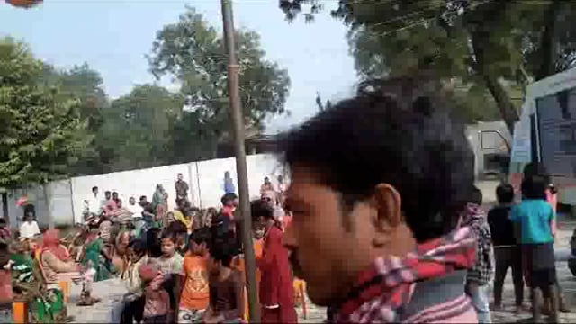 बिहार ब्लॉक के कर्माजीत पट्टी में मोदी वैन कार्यक्रम में कोटेदार संतोष मिश्रा के साथ ग्रामसभा के बड़ी संख्या में लोग रहें