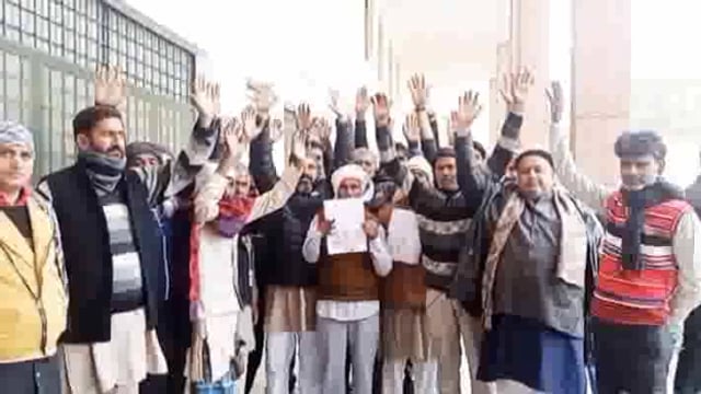 शाहजहांपुर:जलालाबाद क्षेत्र के किसानों ने मुंसिफ कोर्ट निर्माण के लिए जमीन देने से किया मना एसडीएम को सौंपा ज्ञापन।