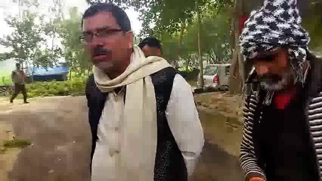 पंद्रह दिन पूर्व बनी सड़क उखड़ने लगी, ग्रामीणों मे आक्रोश