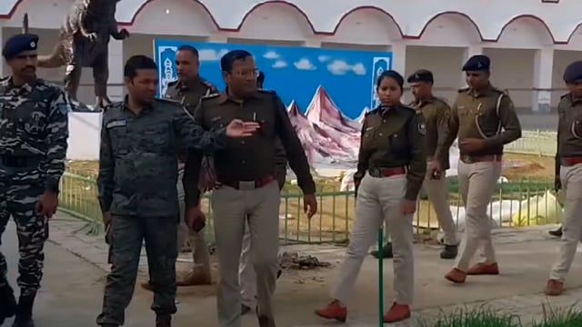 एसडीपीओ विपिन बिहारी के नेतृत्व में एसएसबी जवान सहित पुलिस कर्मियों ने एरिया डोमिनेशन का कार्य किया