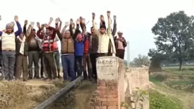 कांकर कठा में जर्जर पुलिया व क्षतिग्रस्त एप्रोच मार्ग दे रहा हादसों को दावत ग्रामीणों ने प्रदर्शन कर बनवाने की उठाई मांग