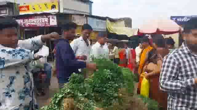 वेळ अमावस्येच्या खरेदीसाठी शेतकरी व नागरिकांनी केली गर्दी 