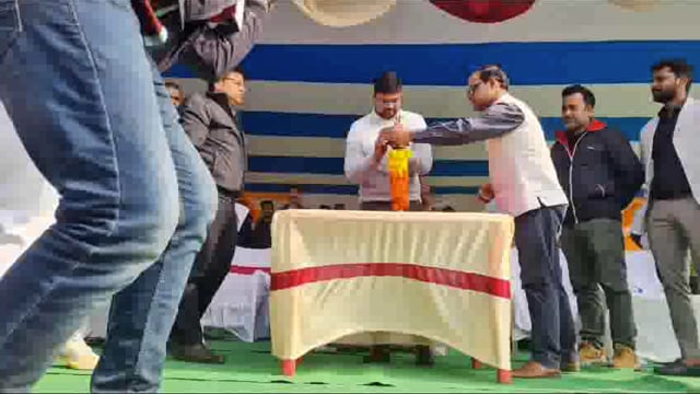 जिला पदाधिकारी ने दिव्यांगजनों के बीच ट्राई साईकिल वितरण कर किया रवाना