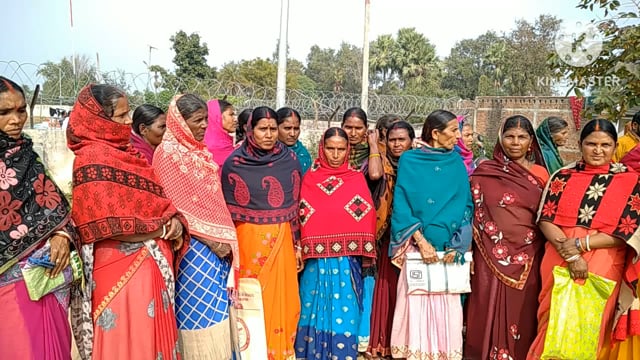 आरोपी पर कार्रवाई करने को लेकर भोला कूरहा गांव की दर्जनों महिला पुरुष पहुंचे थाने