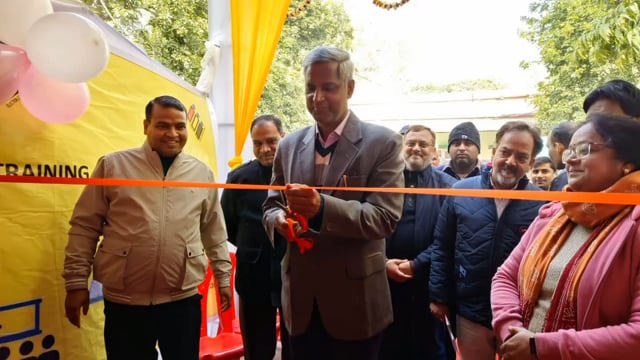 जिलाधिकारी ने ईवीएम प्रदर्शन केंद्र का उद्घाटन किया 18 वर्ष से ऊपर के मतदाताओं से प्रशिक्षण लेने की अपील की