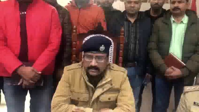 थाना करावली पुलिस टीम में संयुक्त कार्रवाई करते हुए ट्रक लूट करने वाले तीन अभियुक्तगणों को किया गिरफ्तार कब्जे से ट्रक 