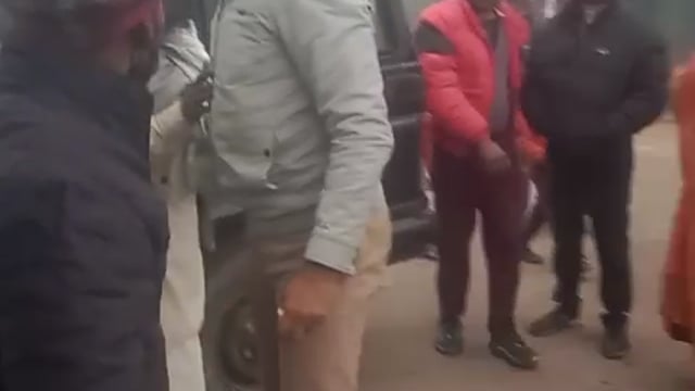 बुजुर्ग बाबा को सहायता मांगना पड़ा महंगा मौके पर पहुंचे पुलिस कर्मियों ने जमकर की मारपीट वीडियो हुआ वायरल