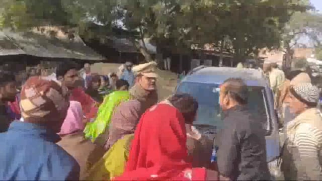 कार की टक्कर से महिला की मौत,ग्रामीणों ने किया चक्काजाम
कार व चालक को पुलिस ने लिया हिरासत मे
शव पीएम को भेजा