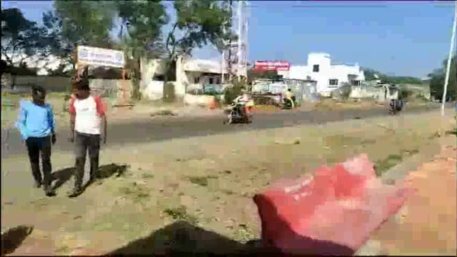 नेलकरंजीत शाळेच्या समोरील रस्त्यावर गतिरोधक बसवावेत अजित खंदारे यांची बांधकाम विभागाकडे मागणी