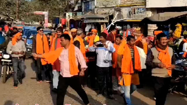 विश्व हिंदू परिषद और संघ के कार्यकर्ताओं ने राम भक्तों के बीच बांटे पूजित अक्षत और आमंत्रण पत्र अयोध्या आने का दिया निमं