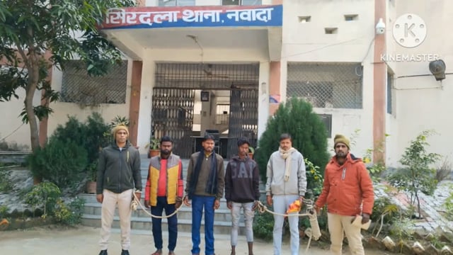 पुलिस ने पांडेडीह के जंगल से 325 लीटर महुआ शराब के साथ एक मोटरसाइकिल समेत चार लोगों को किया गिरफ्तार भेजा न्यायालय