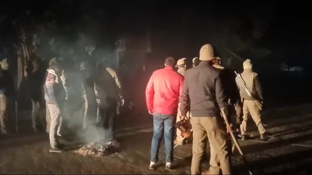 कटरा चौराहे पर जाम लगा रहे लोगों को खदेरती पुलिस