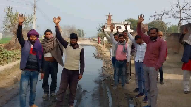 जनपद संभल के विकासखंड जुनावई की ग्राम पंचायत गेंहट में ग्रामीणों ने किया कीचड़ व जल भराव का किया विरोध प्रदर्शन |