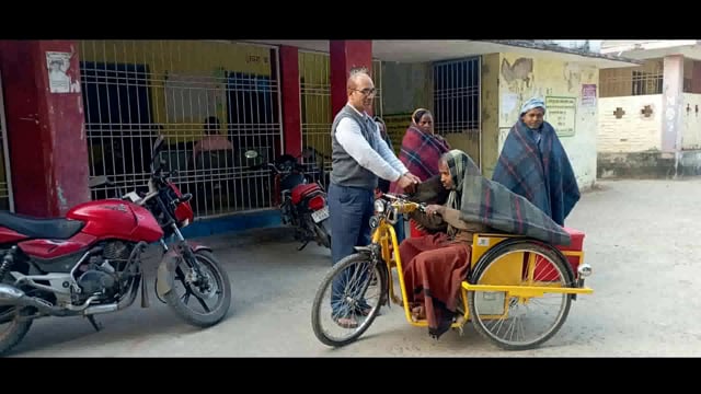 बढ़ते ठंड को देखते हुए प्रखंड विकास पदाधिकारी द्वारा निःसहाय लोगों के बीच कंबल का किया गया वितरण