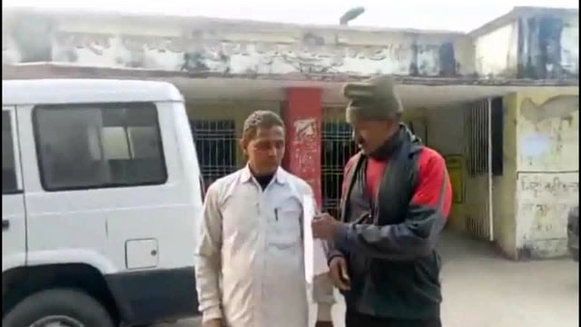 फुल्लीडुमर हाट परिसर के पास की सरकारी जमीन को अतिक्रमण मुक्त करने को लेकर ग्रामीणों ने अंचलाधिकारी को दिया आवेदन