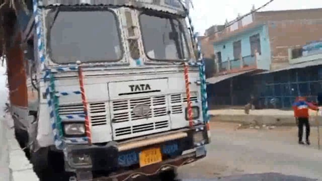 शाहजहांपुर:जलालाबाद में घने कोहरे के चलते ट्रक डिवाइडर से टकराया,बना नया डिवाइडर हुआ क्षतिग्रस्त टला बड़ा हादसा