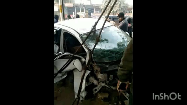 आगरा नेशनल हाईवे घने कोहरे के चलते डिवाइडर से टकराई कार्