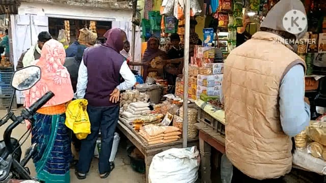 मकर संक्रांति को लेकर बाजारों में खरीदारों की उमड़ी भीड़, जमकर दही, चूड़ा, तिलकुट,दूध की हो रही खरीदारी