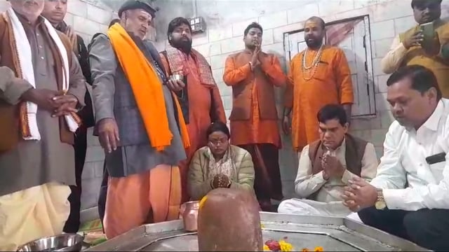 बटेश्वर पहुंचे उत्तर प्रदेश के माननीय नगर विकास एवं ऊर्जा मंत्री श्री ए के शर्मा जी मंदिर बटेश्वर नाथ की विधि विधान से प