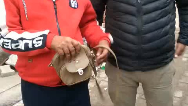 आज भी इस देश में मानवता और ईमानदारी की कुछ ऐसी लोग हैं जो की अपनी ईमानदारी के सामने कुछ नहीं समझते पैसे को आगरा शहर में 