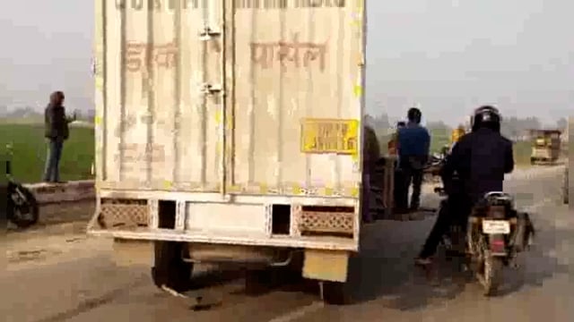 शाहजहांपुर:जलालाबाद क्षेत्र में कड़ाके की ठंड वा कोहरे के चलते ई रिक्शा पार्सल गाड़ी से टकराया 3 लोग घायल, हालत गंभीर