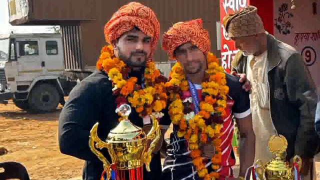 नोहवारी नरवारी के पारसोली निवासी दो भाइयों ने किया गांव व क्षेत्र का नाम रोशन गांव आने पर दोनों का किया स्वागत सम्मान