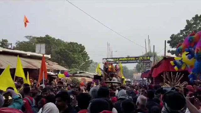 भगवान राम सीता लक्ष्मण के अलावा शंकर विघ्नहर्ता गणेश के स्वरूप धारण कर रथ यात्रा में भक्त शामिल हुए थे। 