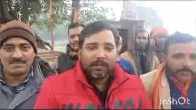 ग्रामीणों ने मंदिर के आसपास अतिक्रमण हटाने की मांग करते हुए स्थानीय लेखपाल पर भ्रामक रिपोर्ट लगाने को लेकर जताई नाराजगी