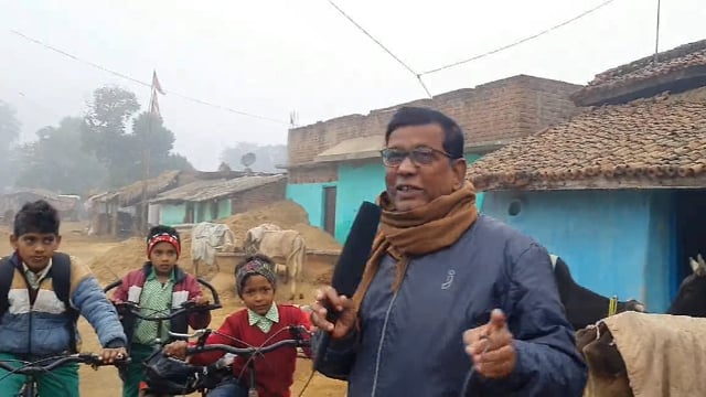 झारखण्ड में ठिठुरते ठंड मे विद्यालय जाते छोटे-छोटे बच्चे 