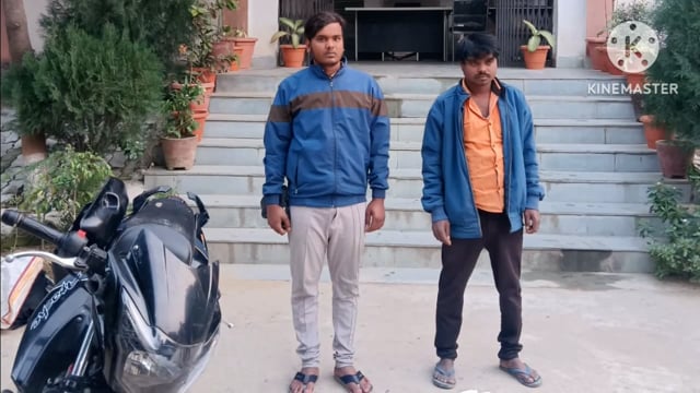 पुलिस ने सिरदला फूल बागान चौक से एक मोटरसाइकिल पर लदा 30 लीटर महुआ शराब के साथ दो लोगों को किया गिरफ्तार