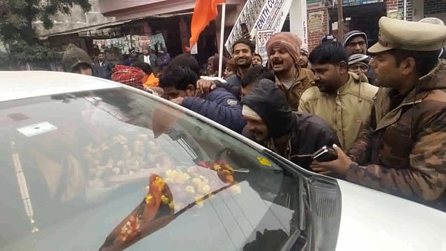 श्रीरामचरण पादुका को श्रंग्वेरपुर से अयोध्या ले जाते समय बिहार में प्रतापगढ़ के एडिशनल एसपी सीओ सदर थाना प्रभारी बाघराय,