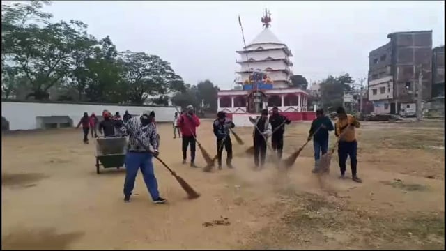 श्रीराम के आगमन पर बांका में भाजपा नेताओं ने मंदिरों में चला रहे हैं स्वच्छता अभियान