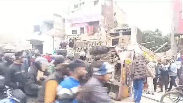 न्यूज अंबेडकर नगर!
बरियावन बाजार में मुर्गे से भरी ट्रक पलट जाने से लोगों को सुबह ही सुबह जाम का सामना करना पड़ा।