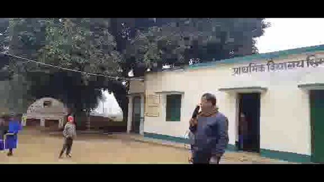 झारखंड के पथरगामा प्रखंड के सोनारचक पंचायत के सिमरिया प्राथमिक विद्यालय की दयनीय अवस्था।