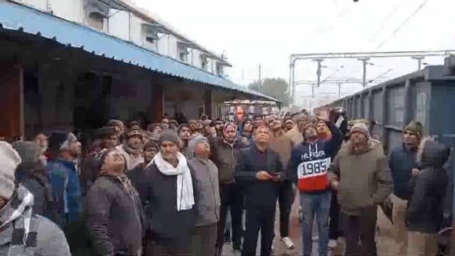 रेलवे के हाई वोल्टेज ओवरहेड पर चढ़कर युवक का हाई वोल्टेज ड्रामा
कड़ी मशक्कत के बाद पुलिस ने नीचे उतारा