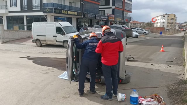 Minibüsle Çarpışan Otomobil Yan Yattı: 1 Yaralı