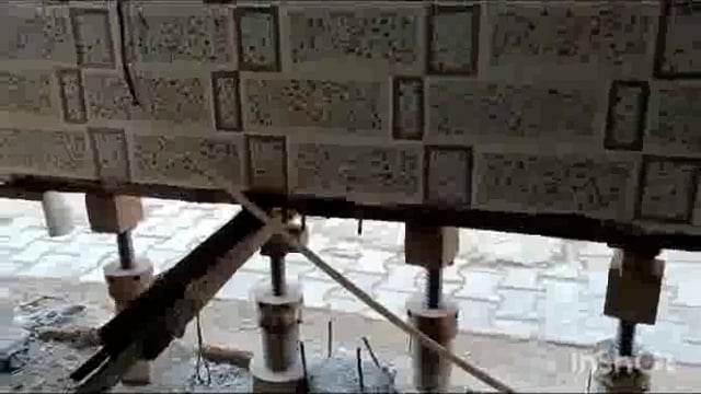 मथुरा में दो मंजिला मकान सड़क से निचा पड़ने पर जैको की मदद से 4 फीट ऊंचा उठावाया जा रहा है