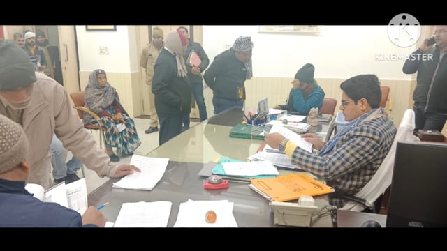 आगरा जिलाअधिकारी भानु चंद्र गोस्वामी ने कलेक्ट्रेट कार्यालय पर जनसुनवाई की समस्याओं एवं शिकायतों को सुना