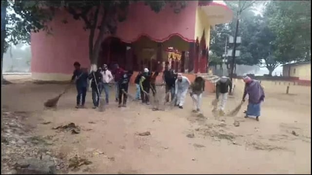 रामलाला के आगमन पर बांका जिला भाजपा कार्यकर्ताओं द्वारा मंदिरों में चला रहे स्वच्छता अभियान