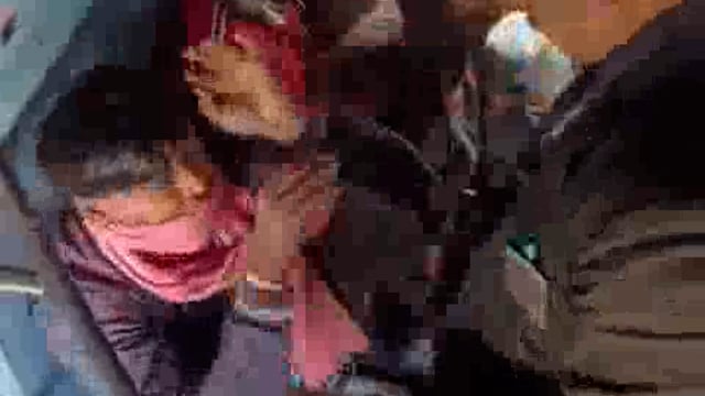 रेलवे का थप्पड़बाज TTE सस्पेंड ।
पूर्वोत्तर रेलवे लखनऊ मंडल में तैनात TTE प्रकाश थप्पड़बाजी के चक्कर मे सस्पेंड हो गये है साथ ही रेलवे की इंक्वारी से अलग गुजरना है
Train 15203 बरौनी लखनऊ एक्सप्रेस में अपने अनोखे अंदाज में टिकट चेक कर रहे थे।